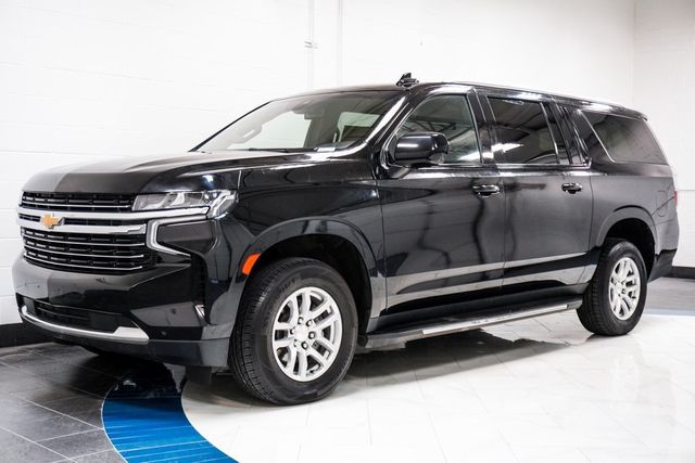 2022 Chevrolet Suburban LT photo 2