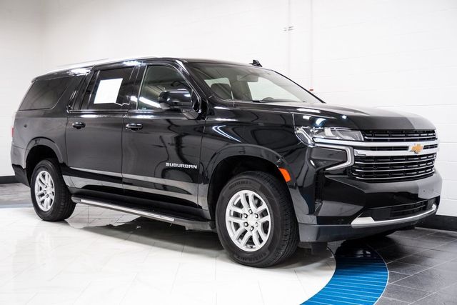 2022 Chevrolet Suburban LT photo 3