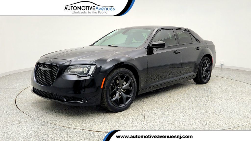 2022 Chrysler 300 Touring w/ Sport Appearance Package - 22998050 | Video 1