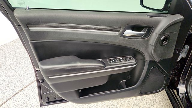 2022 Chrysler 300 Touring w/ Sport Appearance Package - 22998050 - 9