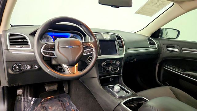 2022 Chrysler 300 Touring w/ Sport Appearance Package - 22998050 - 11