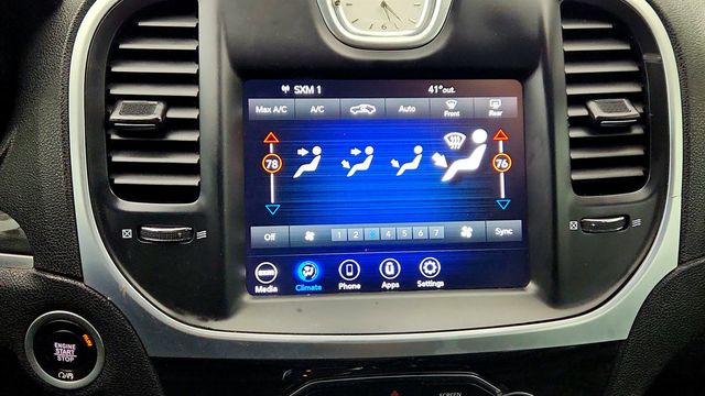 2022 Chrysler 300 Touring w/ Sport Appearance Package - 22998050 - 17