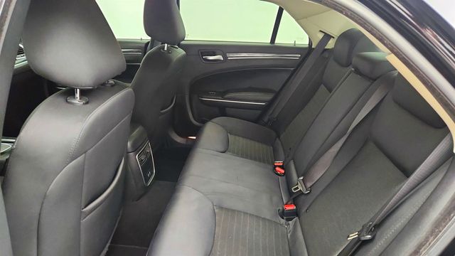 2022 Chrysler 300 Touring w/ Sport Appearance Package - 22998050 - 19