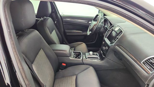 2022 Chrysler 300 Touring w/ Sport Appearance Package - 22998050 - 22