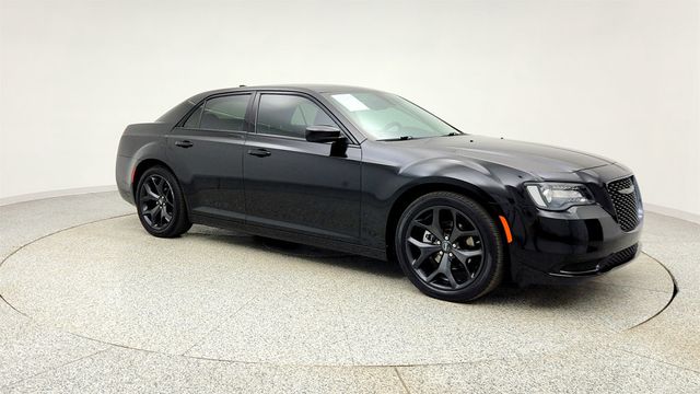 2022 Chrysler 300 Touring w/ Sport Appearance Package - 22998050 - 2