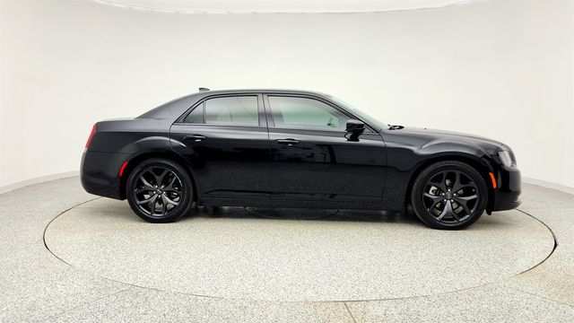 2022 Chrysler 300 Touring w/ Sport Appearance Package - 22998050 - 3