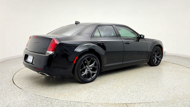 2022 Chrysler 300 Touring w/ Sport Appearance Package - 22998050 - 4