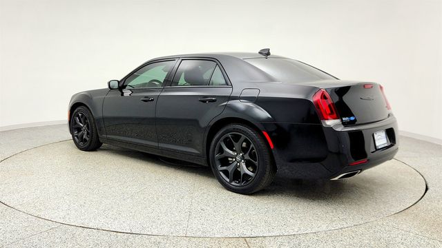 2022 Chrysler 300 Touring w/ Sport Appearance Package - 22998050 - 6