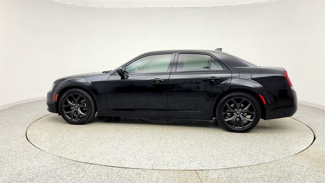 2022 Chrysler 300 Touring w/ Sport Appearance Package - 22998050 - 7