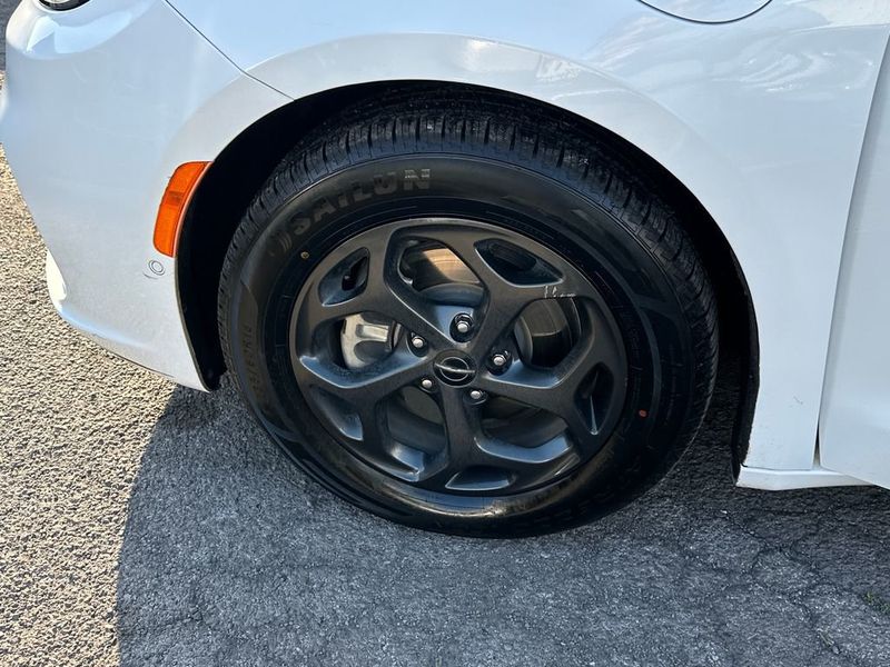 2022 Chrysler Pacifica Hybrid Limited FWD - 22979160 - 10