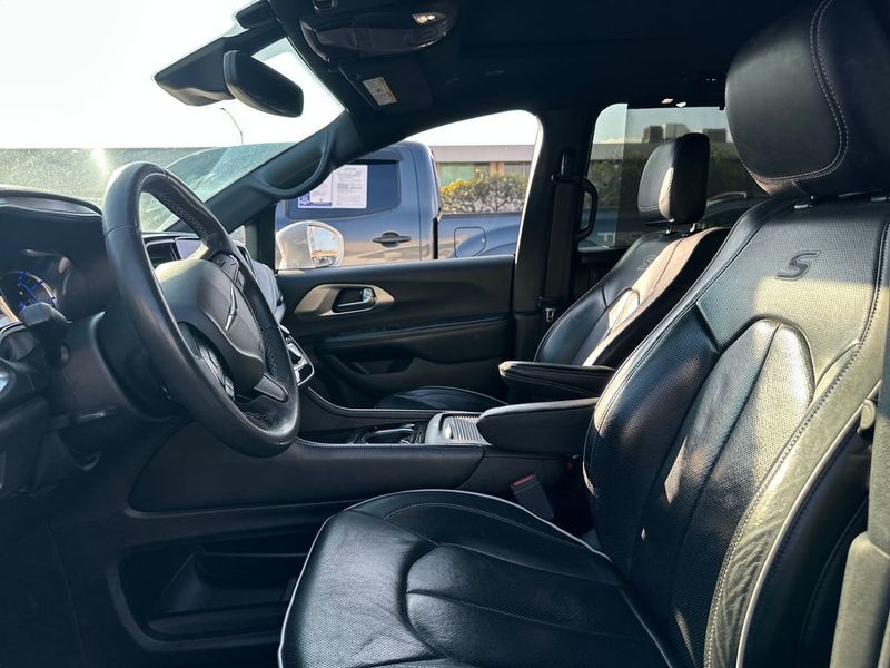 2022 Chrysler Pacifica Hybrid Limited FWD - 22979160 - 11