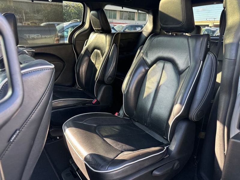 2022 Chrysler Pacifica Hybrid Limited FWD - 22979160 - 13