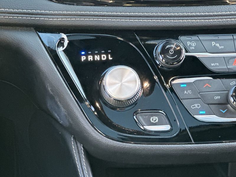 2022 Chrysler Pacifica Hybrid Limited FWD - 22979160 - 17