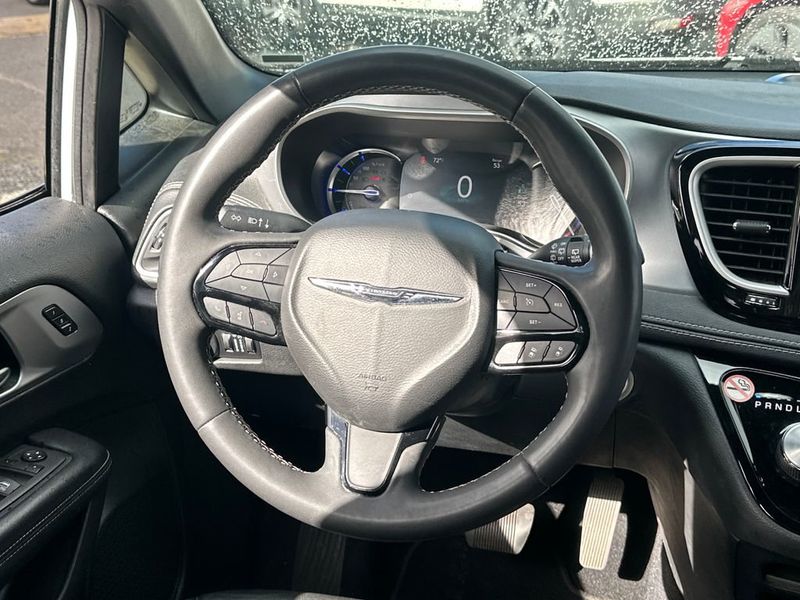 2022 Chrysler Pacifica Hybrid Touring L FWD - 23006695 - 17