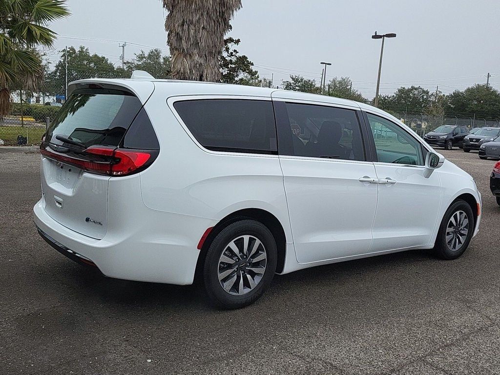 2022 Chrysler Pacifica Hybrid Touring L FWD - 22724131 - 3