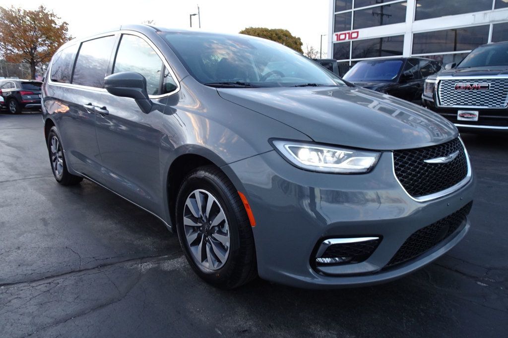 2022 Chrysler Pacifica Hybrid Touring L photo 2