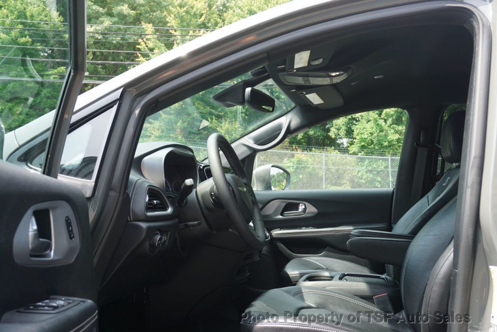 2022 Chrysler Pacifica Hybrid Touring L photo 10