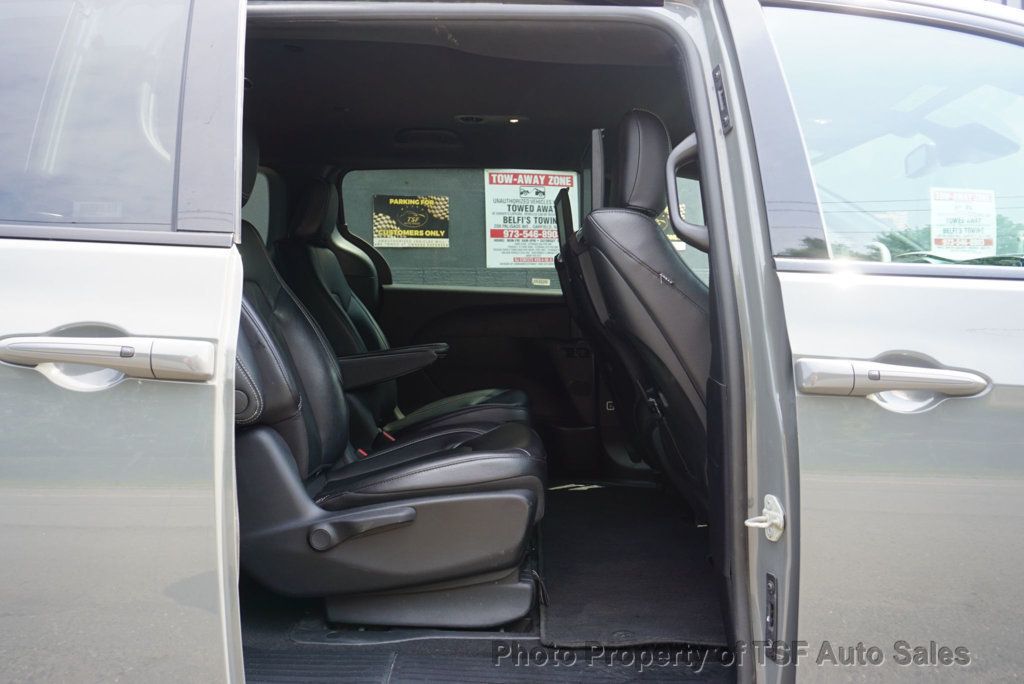 2022 Chrysler Pacifica Hybrid Touring L photo 12