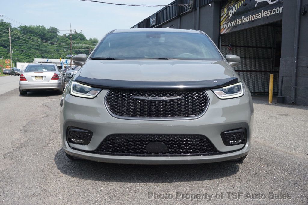 2022 Chrysler Pacifica Hybrid Touring L photo 2