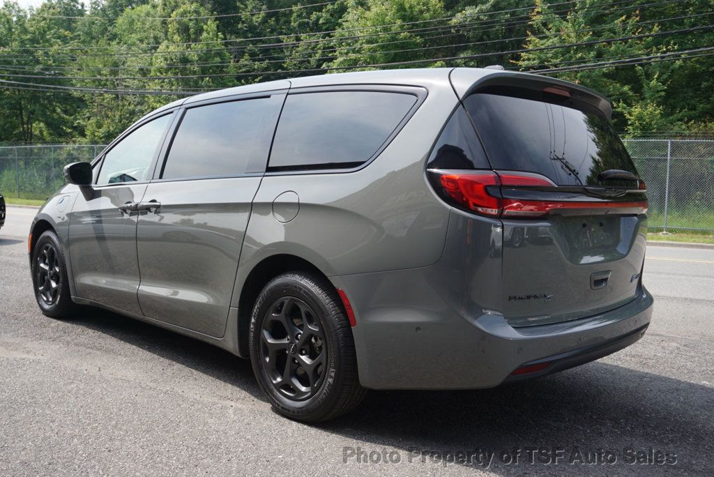 2022 Chrysler Pacifica Hybrid Touring L photo 5