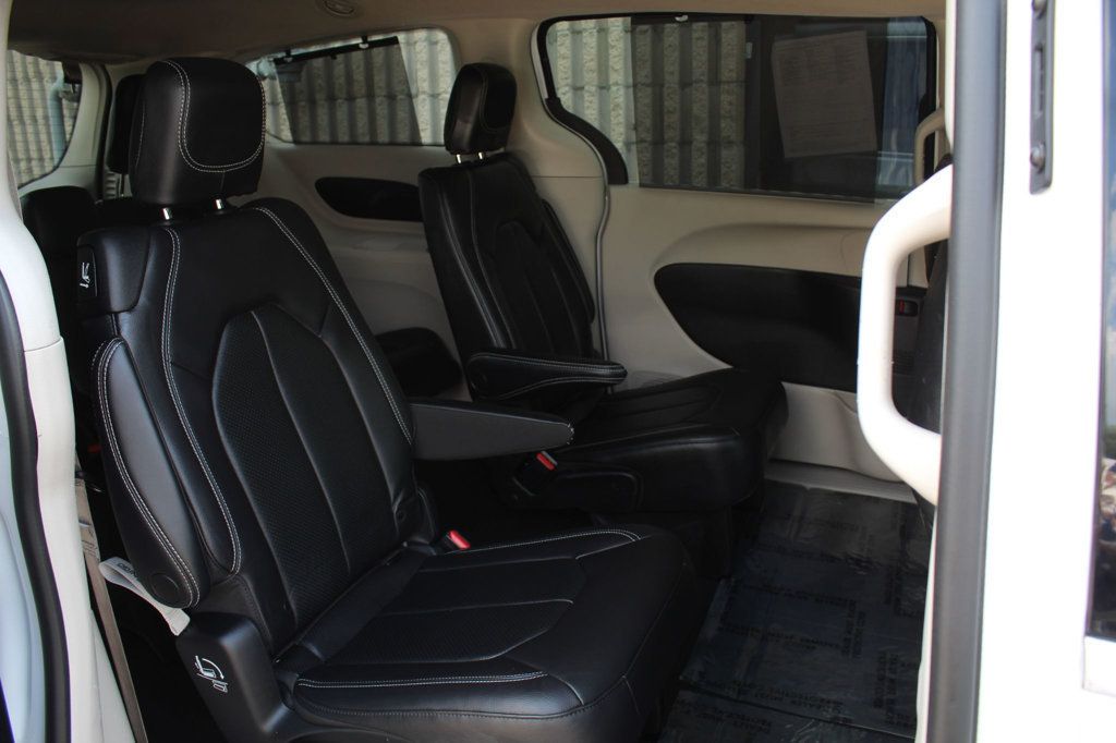 2022 Chrysler Pacifica Touring L photo 10