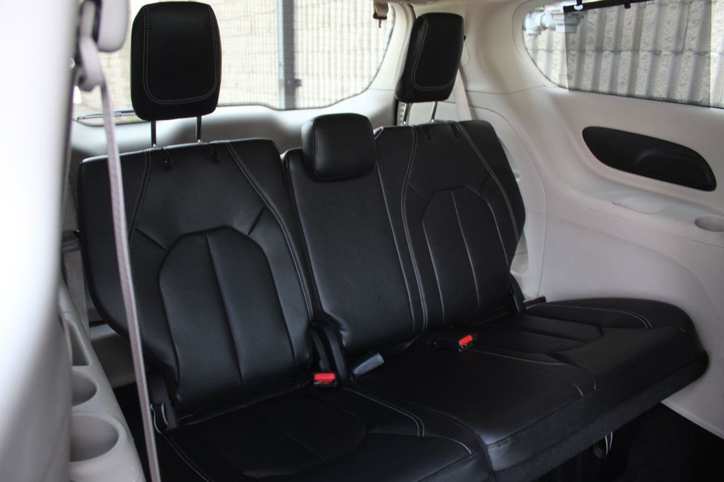 2022 Chrysler Pacifica Touring L photo 11