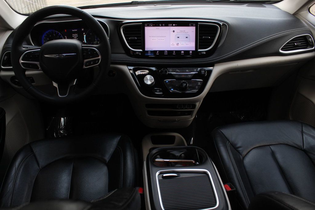 2022 Chrysler Pacifica Touring L photo 12
