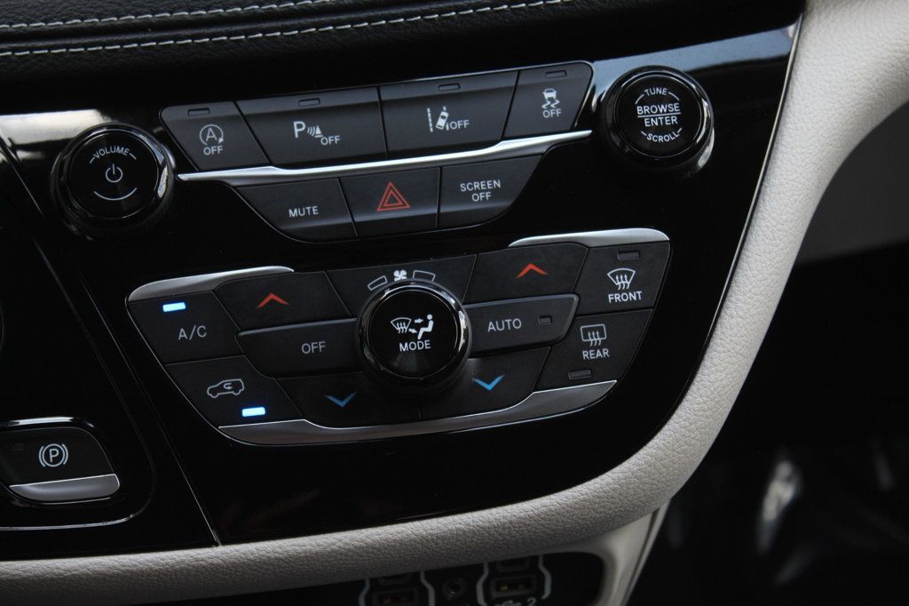 2022 Chrysler Pacifica Touring L photo 15