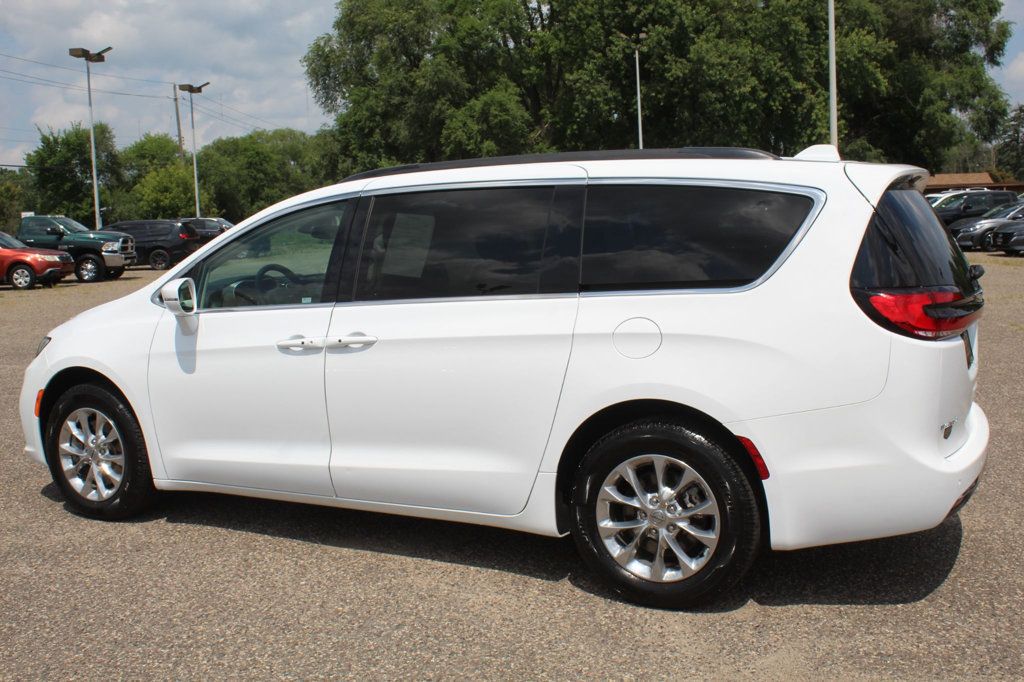 2022 Chrysler Pacifica Touring L photo 18
