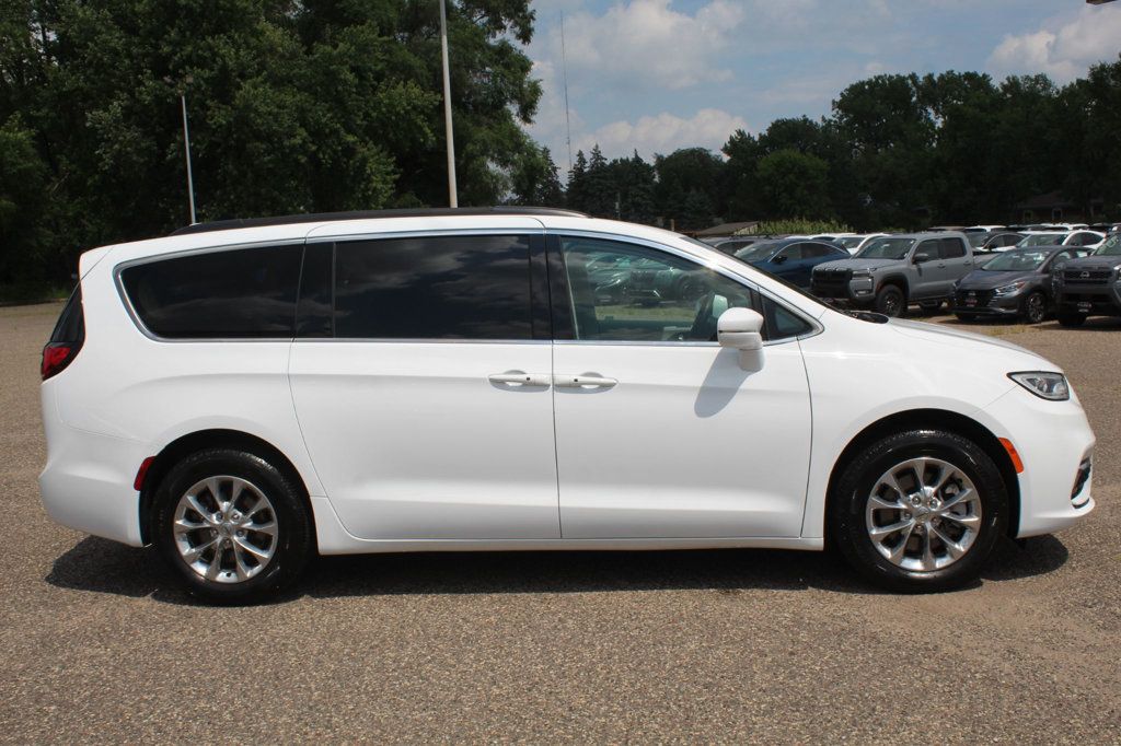 2022 Chrysler Pacifica Touring L photo 2