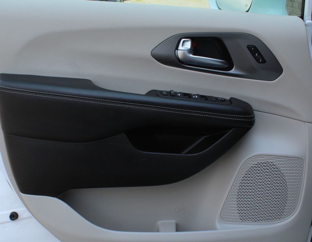 2022 Chrysler Pacifica Touring L photo 19