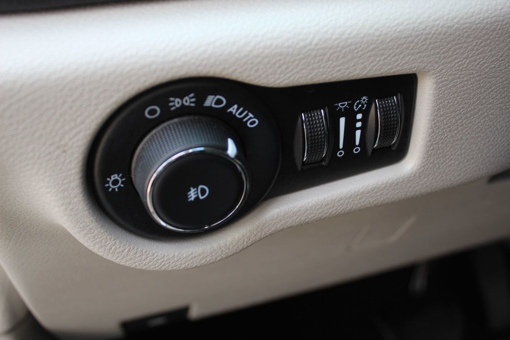 2022 Chrysler Pacifica Touring L photo 21