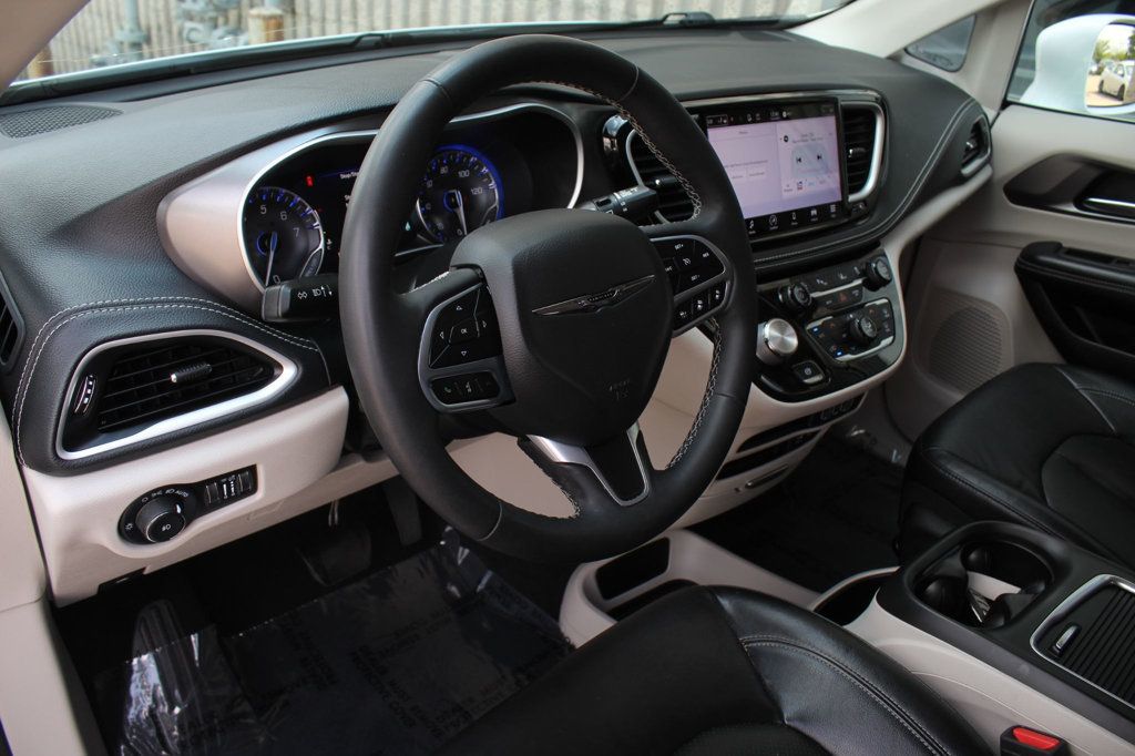 2022 Chrysler Pacifica Touring L photo 24