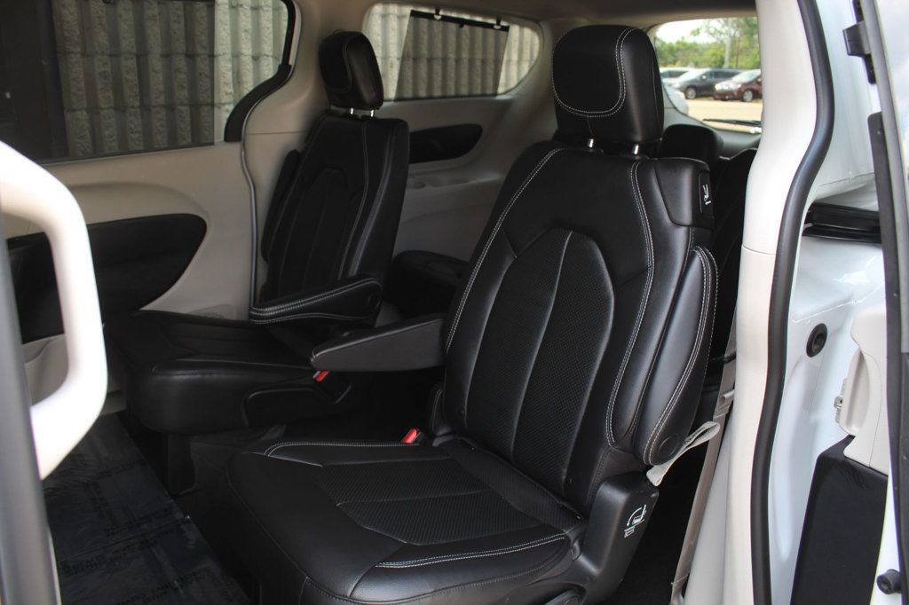 2022 Chrysler Pacifica Touring L photo 26