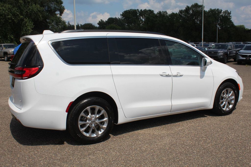 2022 Chrysler Pacifica Touring L photo 3