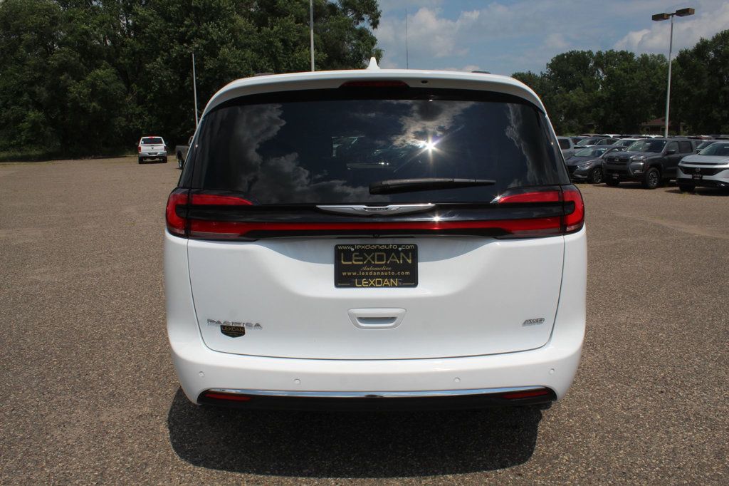 2022 Chrysler Pacifica Touring L photo 5