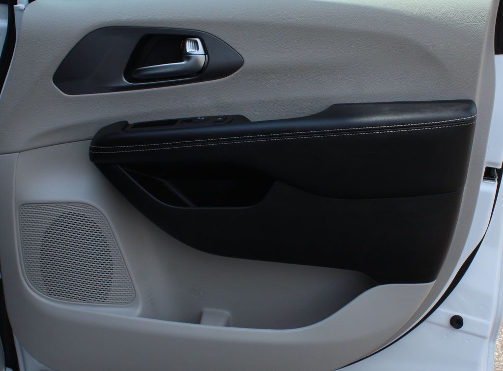 2022 Chrysler Pacifica Touring L photo 6