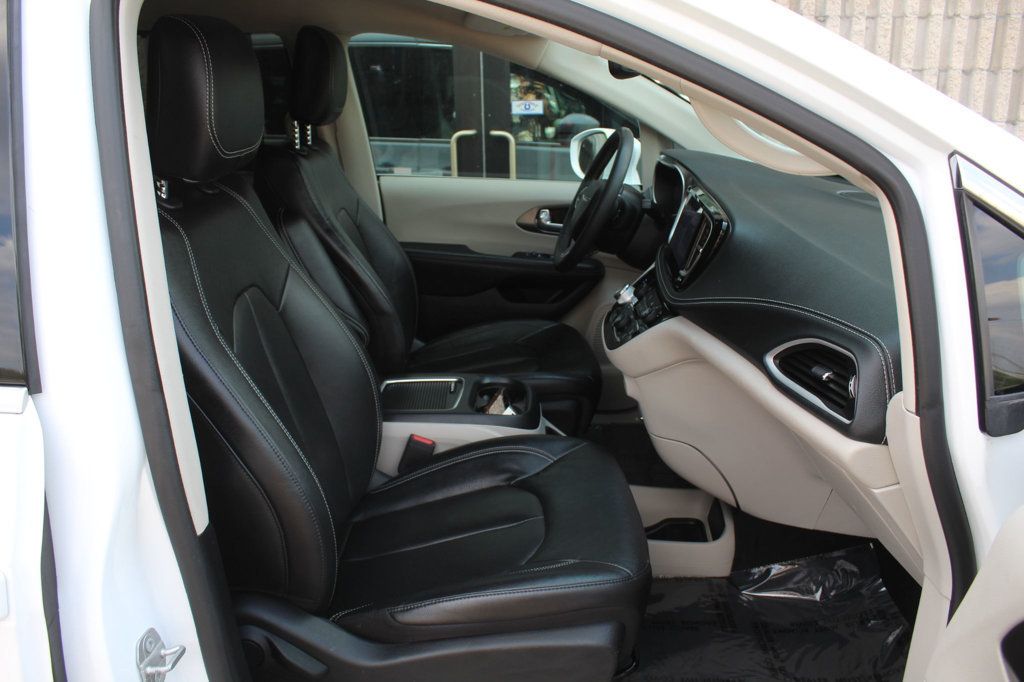 2022 Chrysler Pacifica Touring L photo 7