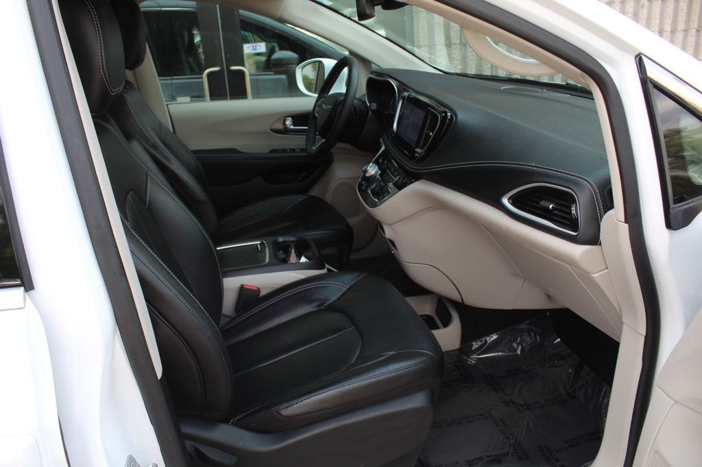 2022 Chrysler Pacifica Touring L photo 8