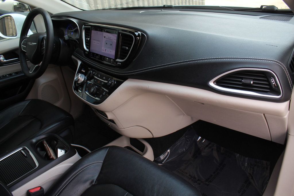 2022 Chrysler Pacifica Touring L photo 9