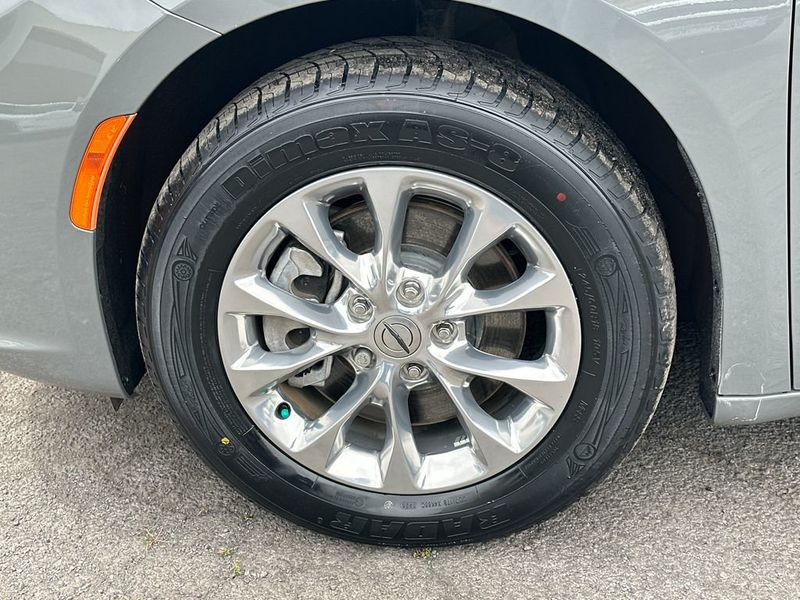 2022 Chrysler Pacifica Touring L AWD - 22993576 - 11