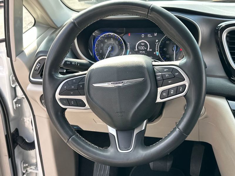 2022 Chrysler Pacifica Touring L FWD - 22979159 - 17