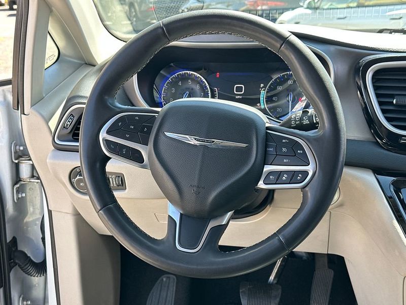 2022 Chrysler Pacifica Touring L FWD - 23008462 - 17