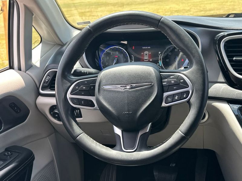 2022 Chrysler Pacifica Touring L FWD - 23008806 - 17