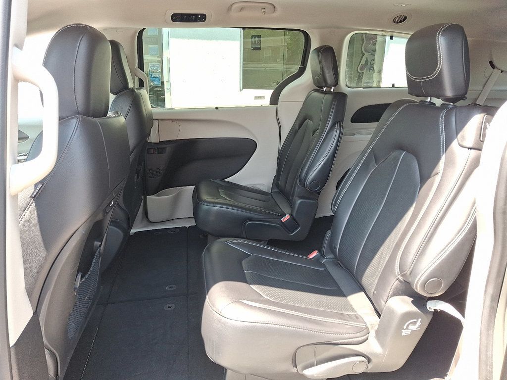 2022 Chrysler Pacifica Touring L photo 10
