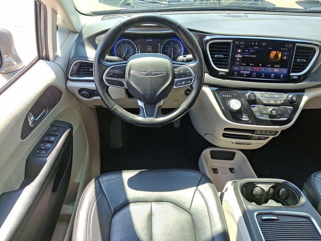 2022 Chrysler Pacifica Touring L photo 12