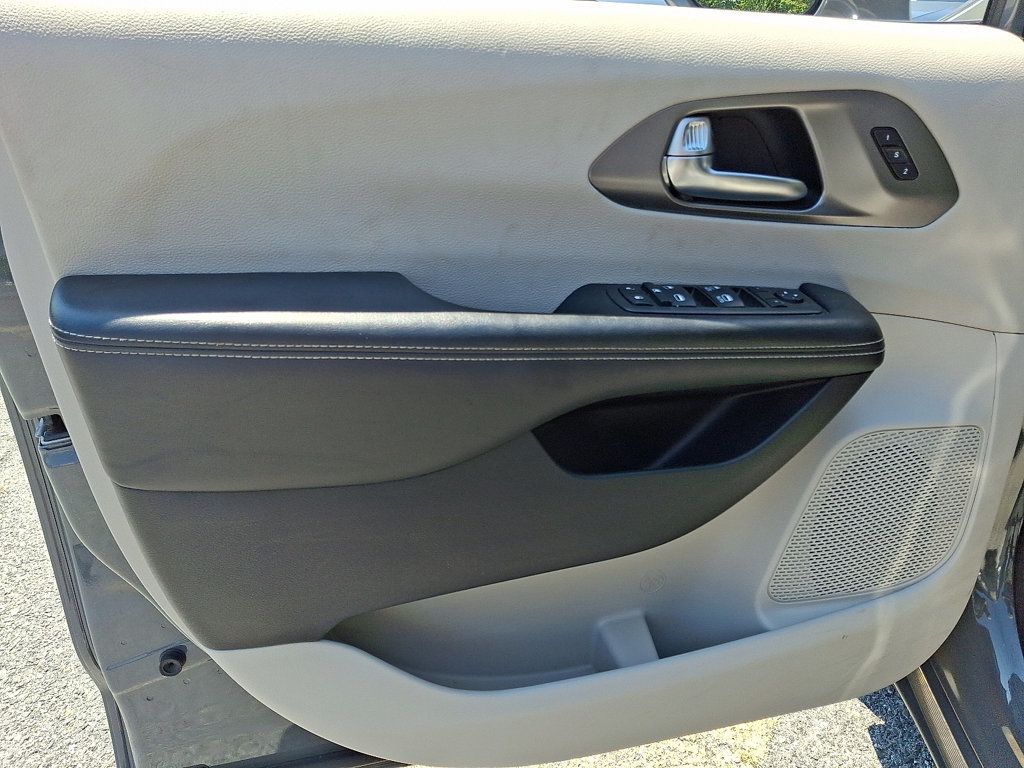 2022 Chrysler Pacifica Touring L photo 13