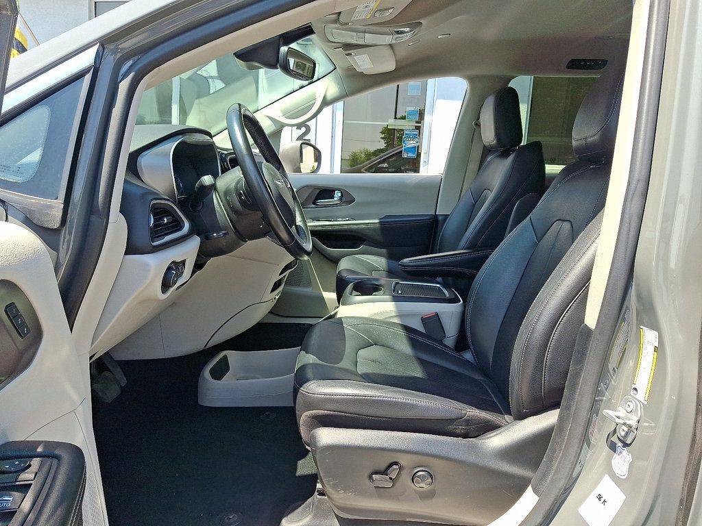 2022 Chrysler Pacifica Touring L photo 14