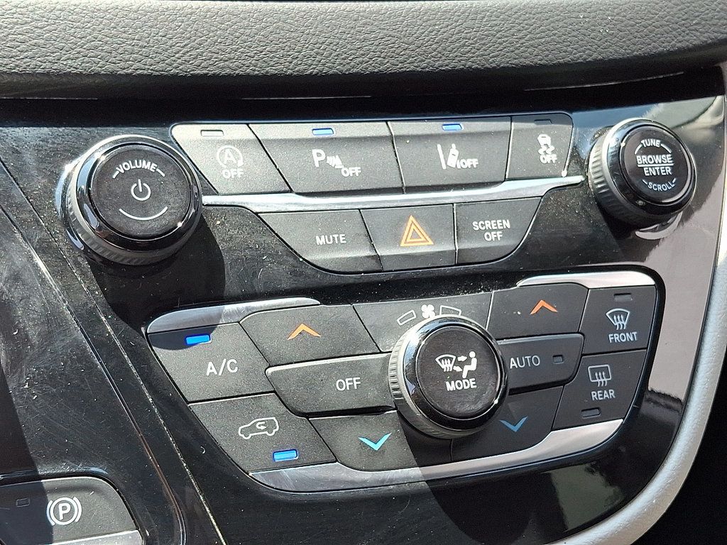 2022 Chrysler Pacifica Touring L photo 16