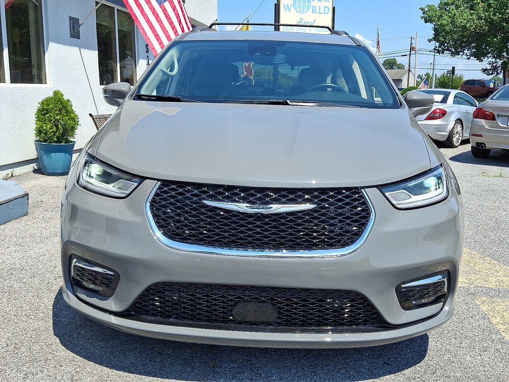 2022 Chrysler Pacifica Touring L photo 2